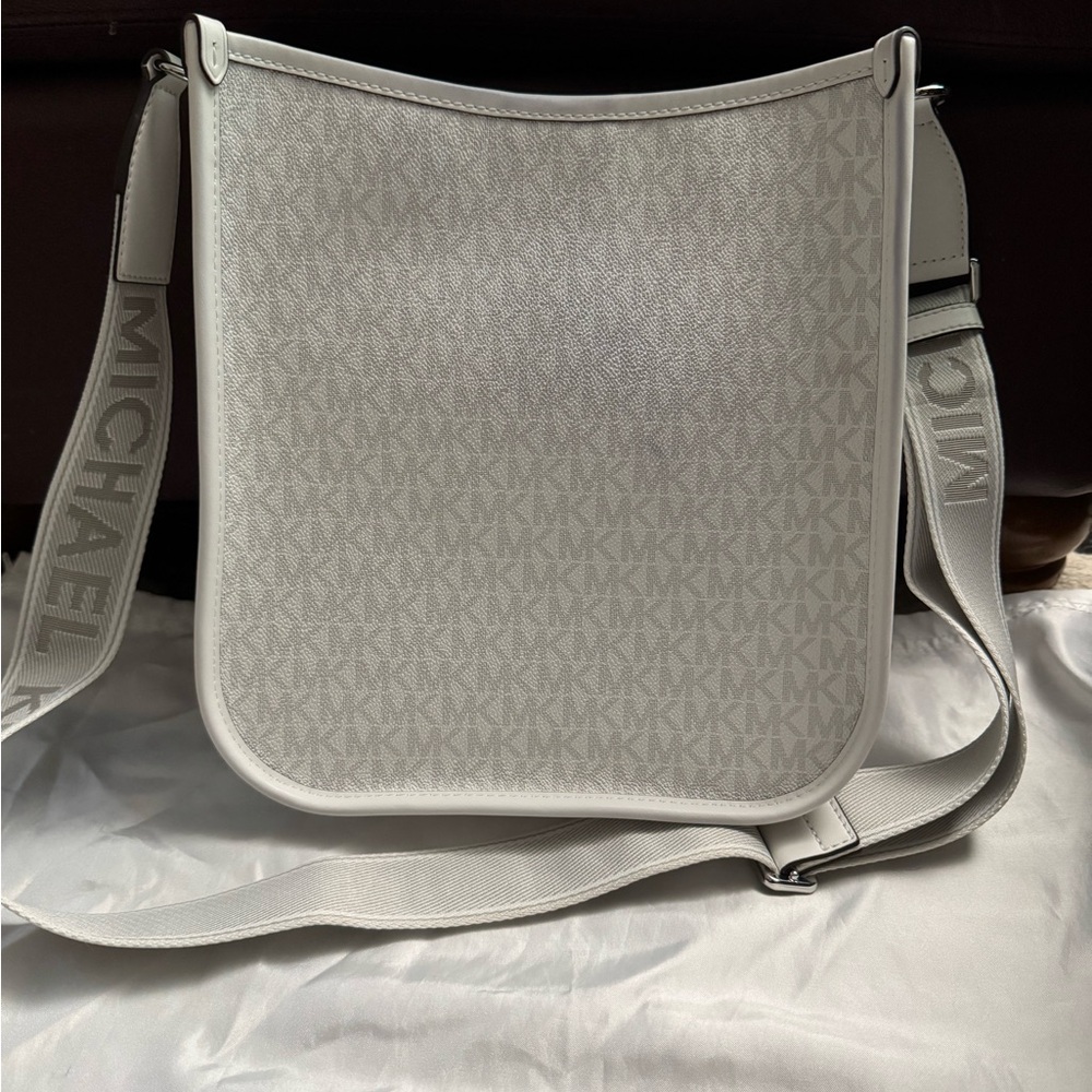 Michael Kors White Messenger Bag with Gold Hardware - Picture 4 of 5